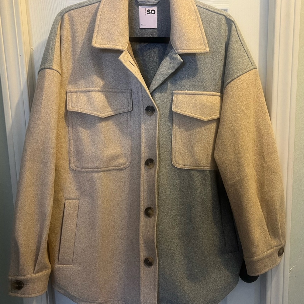 SO Women's Colorblock Utility Jacket/Shacket- Cream and Gray